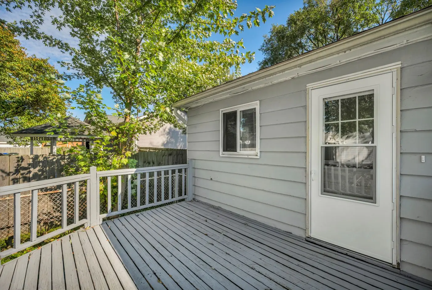 Deck builder in Vallejo: renovated wood deck on a ranch-style home