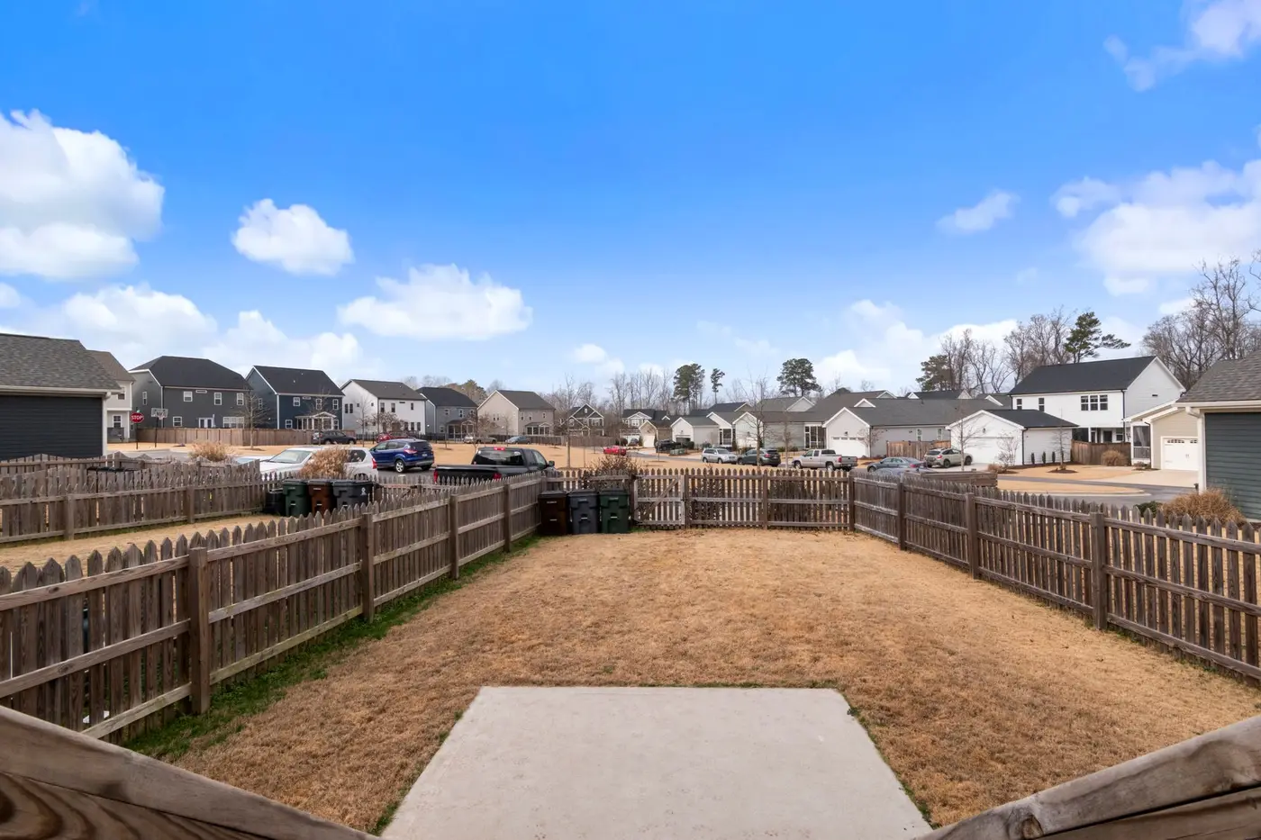 Fence contractor in Vallejo: wooden backyard fence on a suburban property